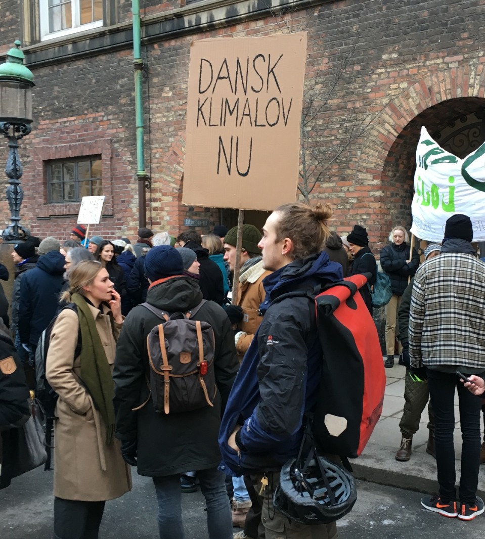 mielenosoittajia ilmastolaki-kyltti kädessään