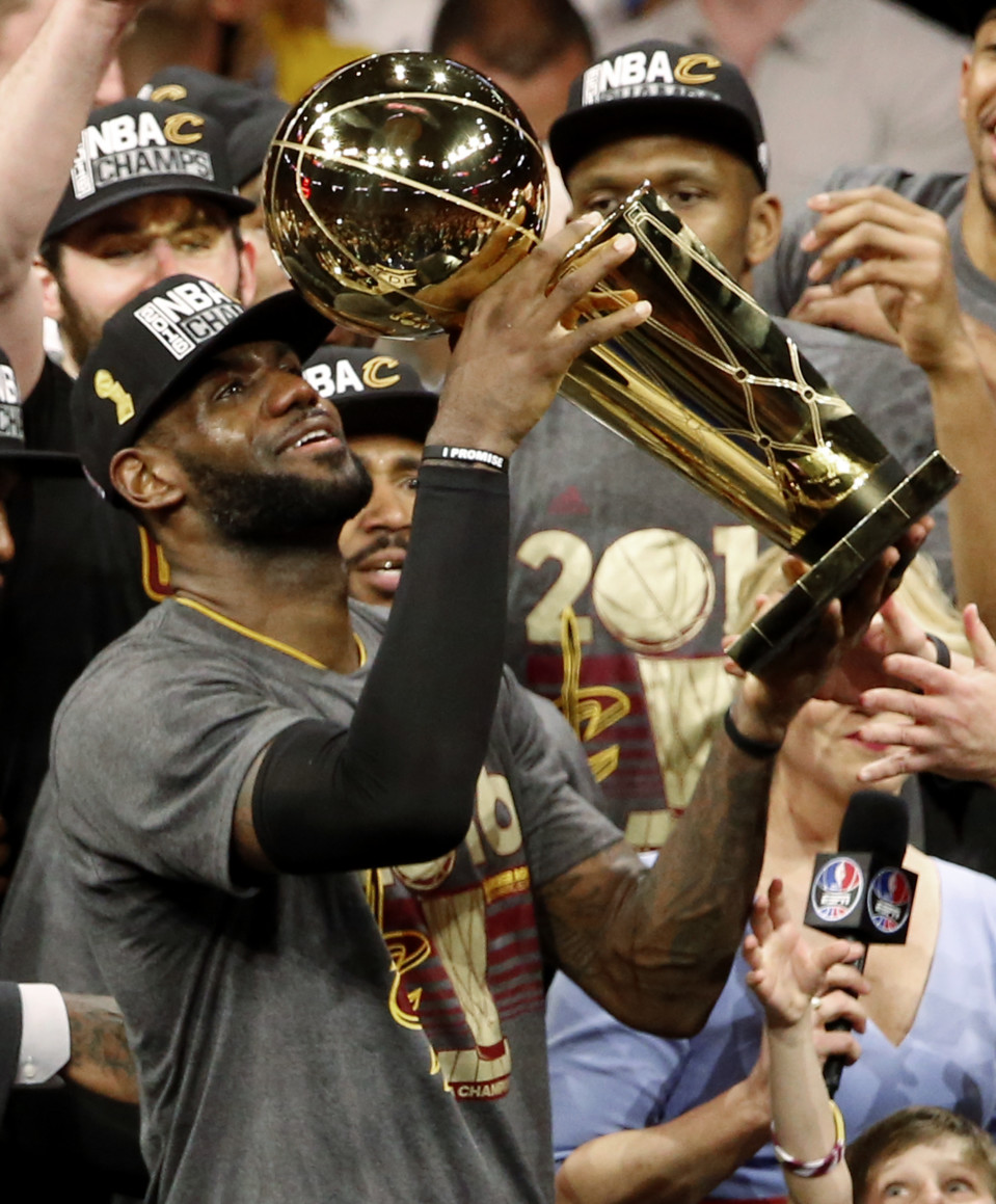 Cleveland Cavaliersin LeBron James nostaa mestaruuspystin ilmaan.
