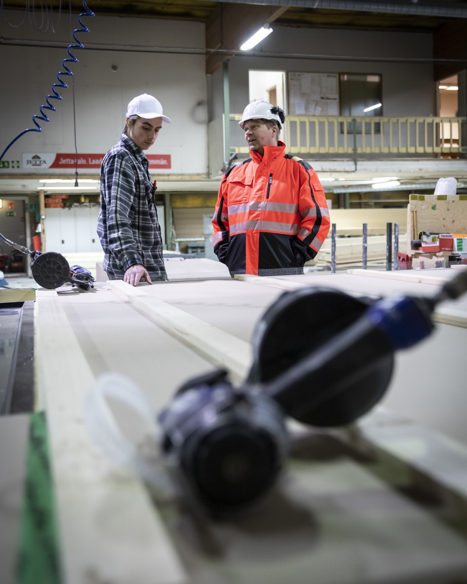 Vasemmalla Miska Arkkukangas keskustelemassa oikealla olevalle Tero Hietaniemelle. Etualalla on naulapyssy.