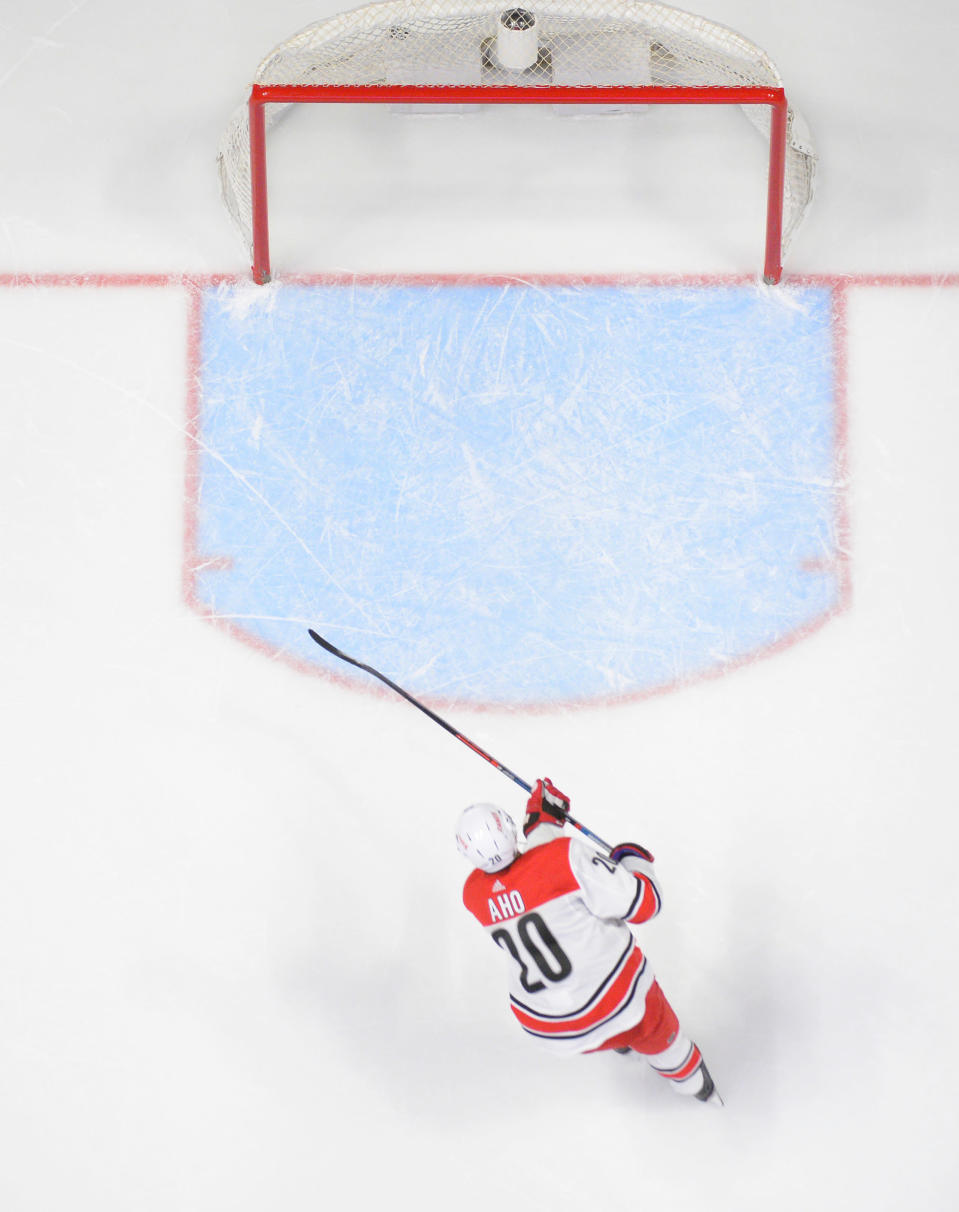 Sebastian Aho gör sitt 30:e mål för säsongen.