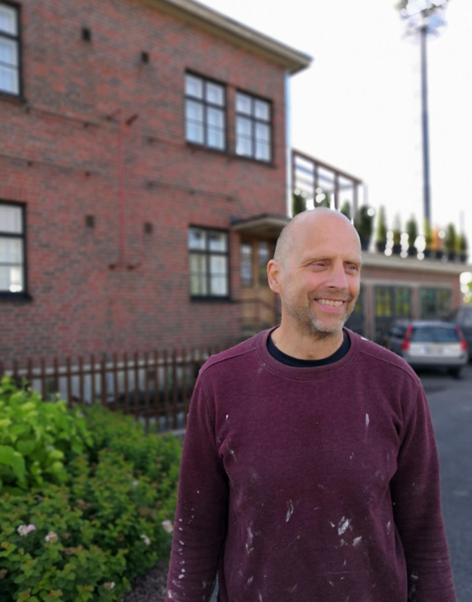 Juha Heino hankki Porin Karjarannasta Shellin vanhan rakennuksen ja kunnosti sen kodikseen.