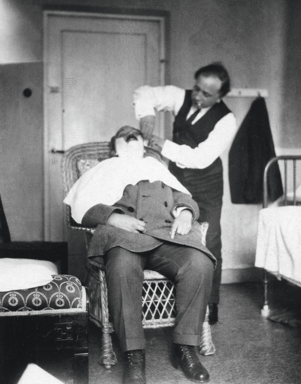 Taiteilija Felix Nylund ajaa runoilija Eino Leinon partaa Bad Grankullassa vuonna 1923.
