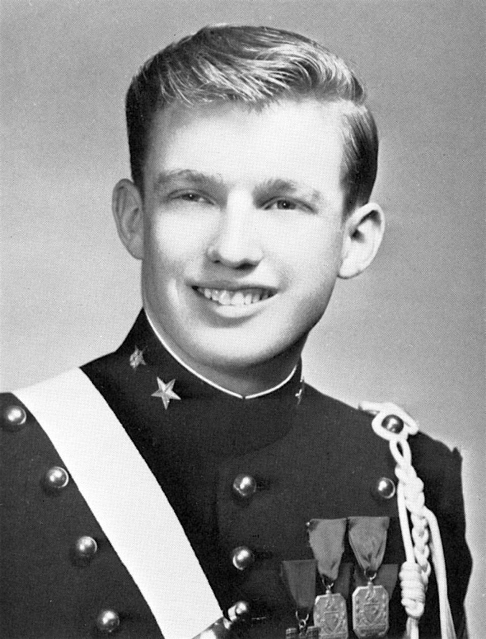 Donald Trump New Yorkin sotilasakatemian vuosikirjassa vuonna 1964.