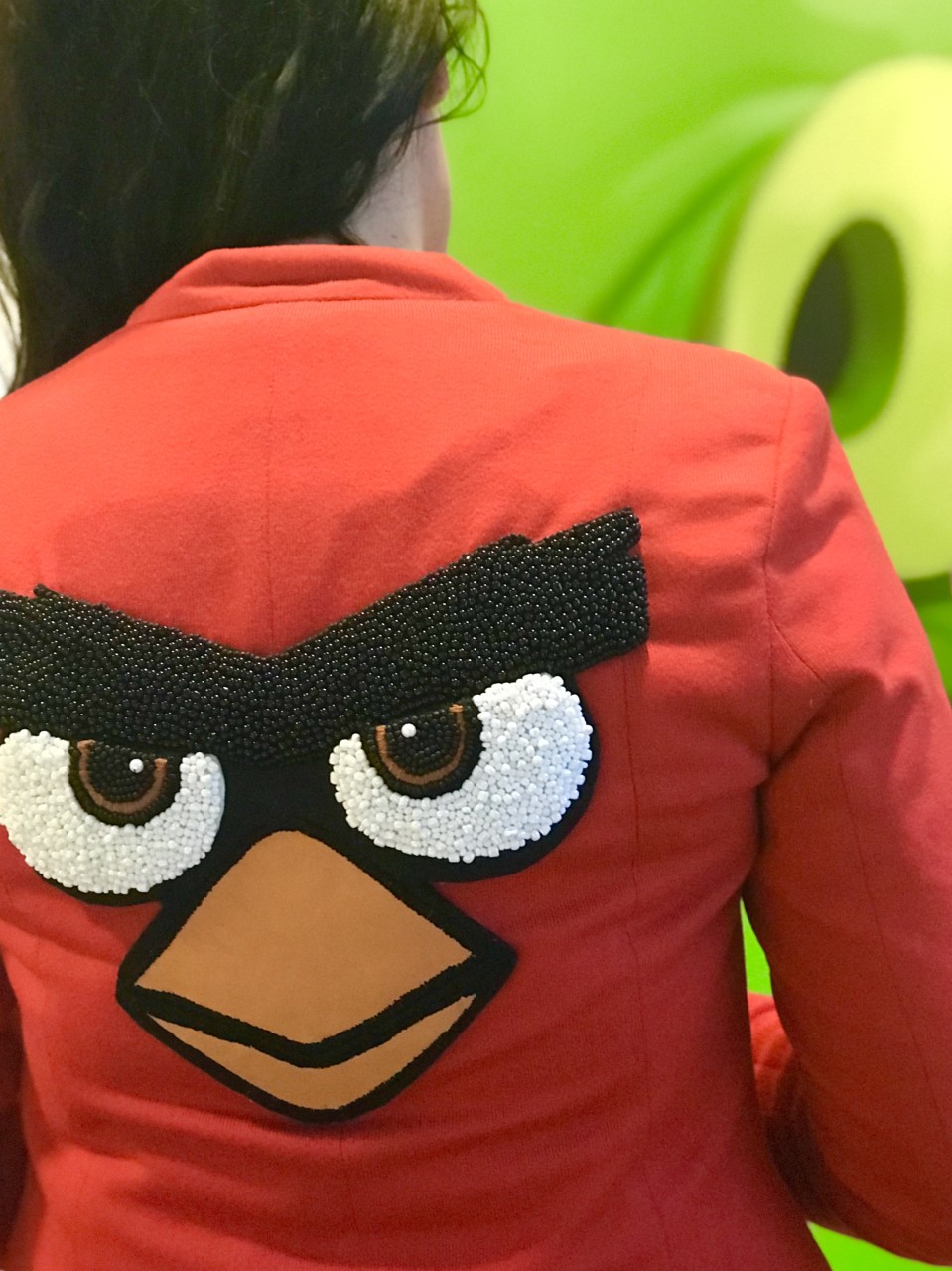 Helmistä tehty Angry Bird punaisen jakun selkämyksessä