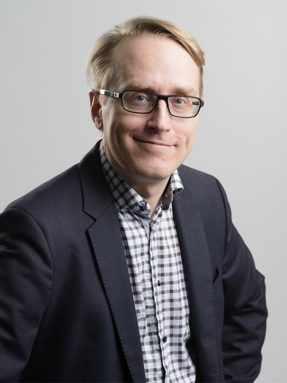 Tutkija, psykologian tohtori Jukka Häkkinen katsoo kameraan.