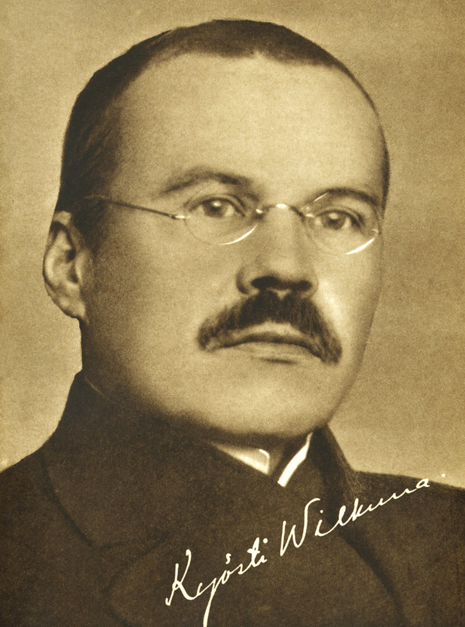 Kirjailija Kyösti Wilkuna.