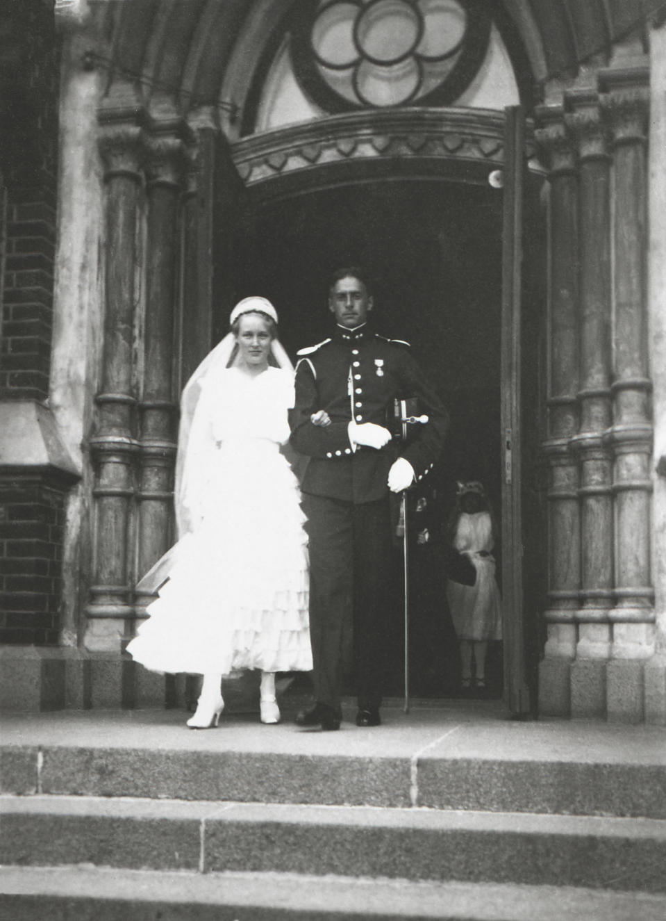 Hääpari Nikolai Østgaard ja Ragni Gullichsen Kotkan evankelisluterilaisen kirkon portailla 22.7.1916.