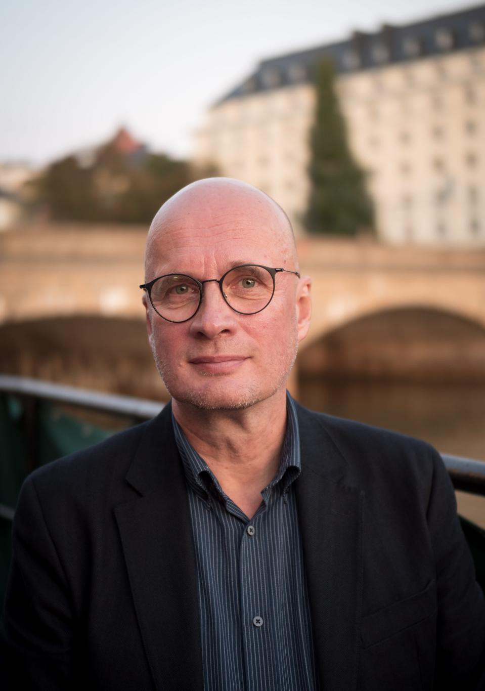 Mikko Ylikangas katsoo kameraan.