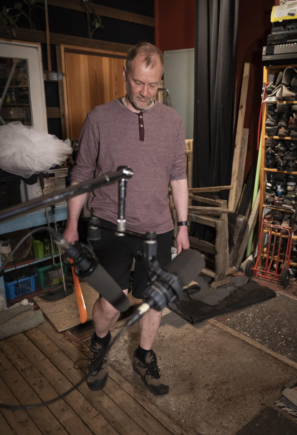 Heikki Kossi äänittää askeleita studiossa.