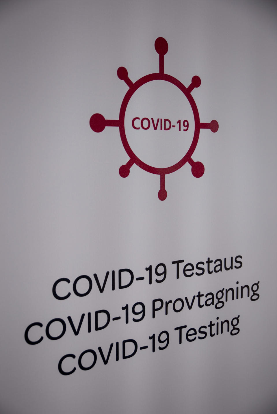 COVID-19 testauspaikan opastekyltti lentoasemalla