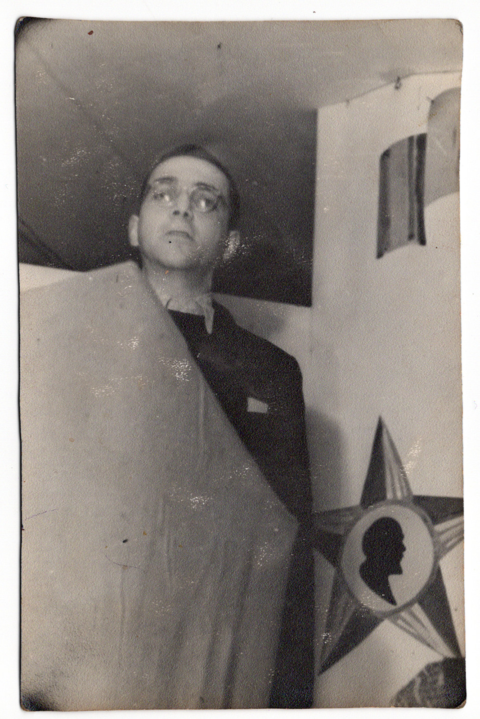 Eddy de Wind pitää puhetta neuvostojoukoille Auschwitzin vapauttamisen jälkeen.