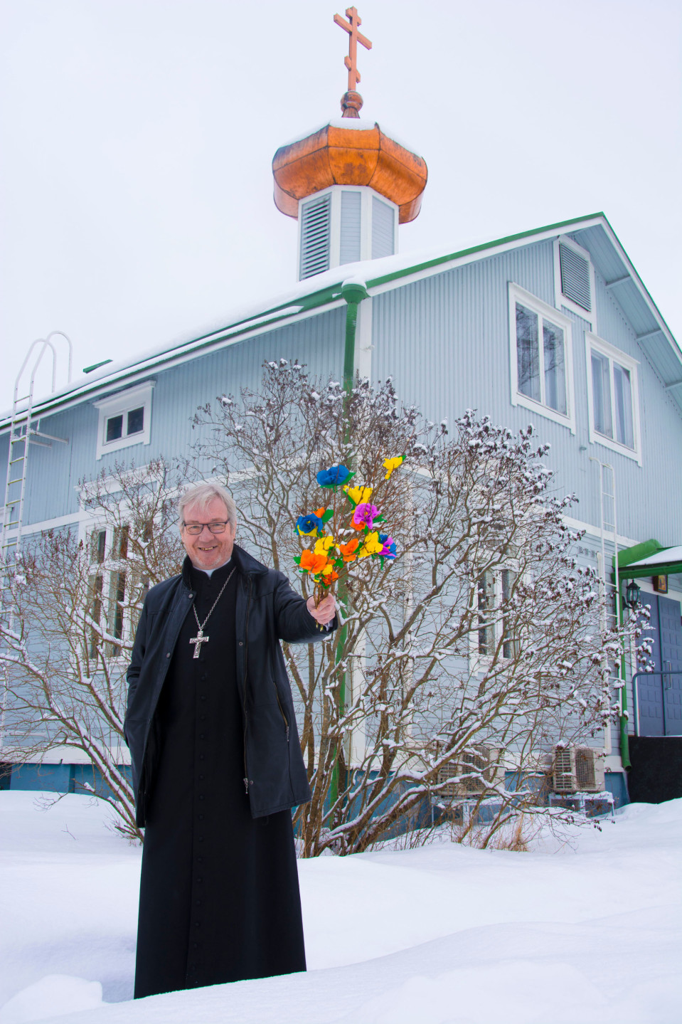 Pekka Helakallio virpomassa Kokkolan ortodoksisen rukoushuoneen edessä.