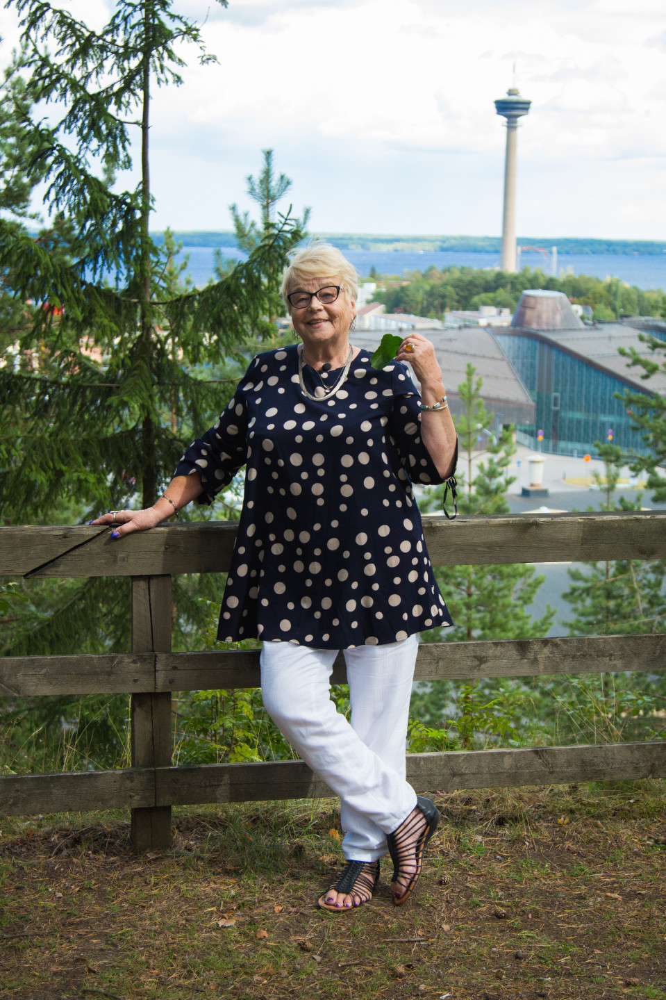 Ulla Nieminen taustalla Näsinneula
