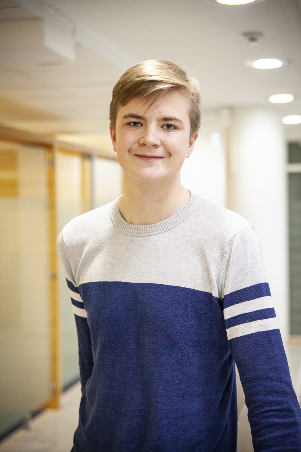 Kristian Salmi Pohjois-Savon Osuuspankin tiloissa keskustelemassa raha-asioistansa.