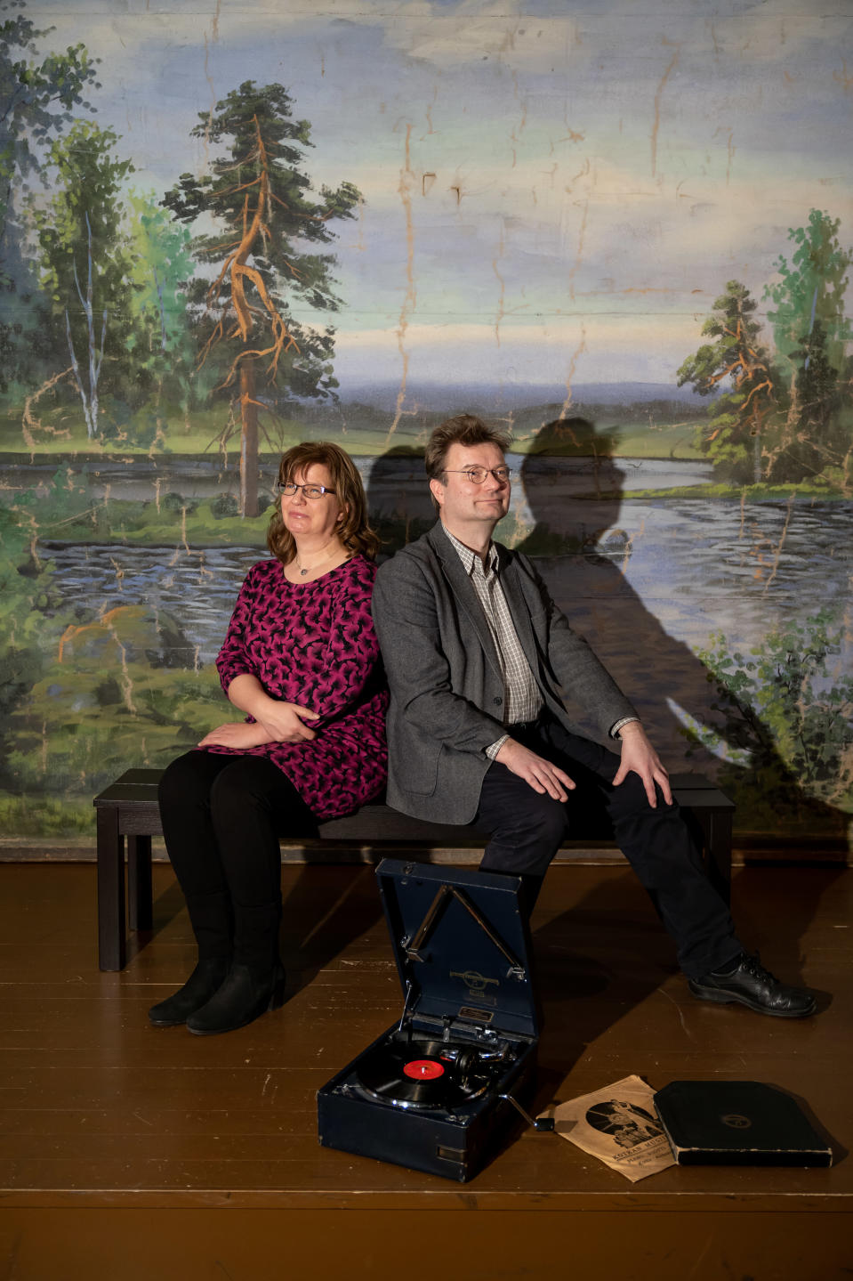 Tampereen yliopiston historiantutkijat, kirjailija Seija-Leena Nevala (vas) ja filosofian tohtori, Suomen historian dosentti ja kirjailija Marko Tikka (oik), Työväenmuseo Werstas, Tampere, 11.3.2020.