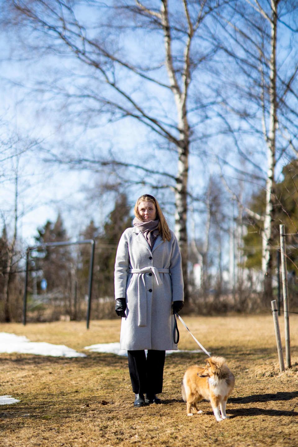 Laura Karjalainen ja Åke ulkoilemassa.
