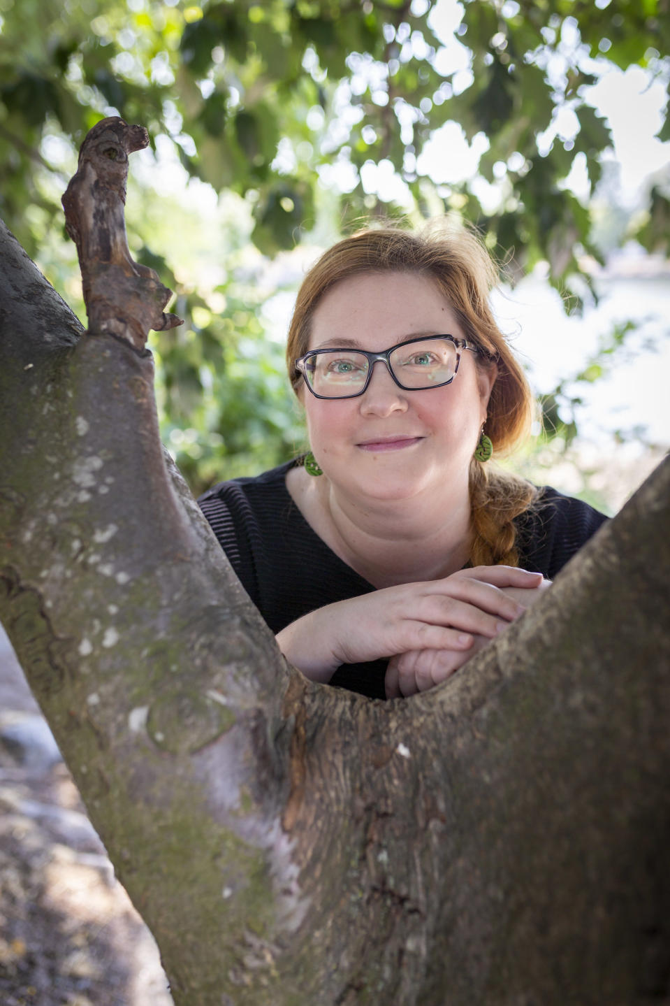 Seksuaaliterapeutti Tiina Vilponen Säästöpankin rannassa.