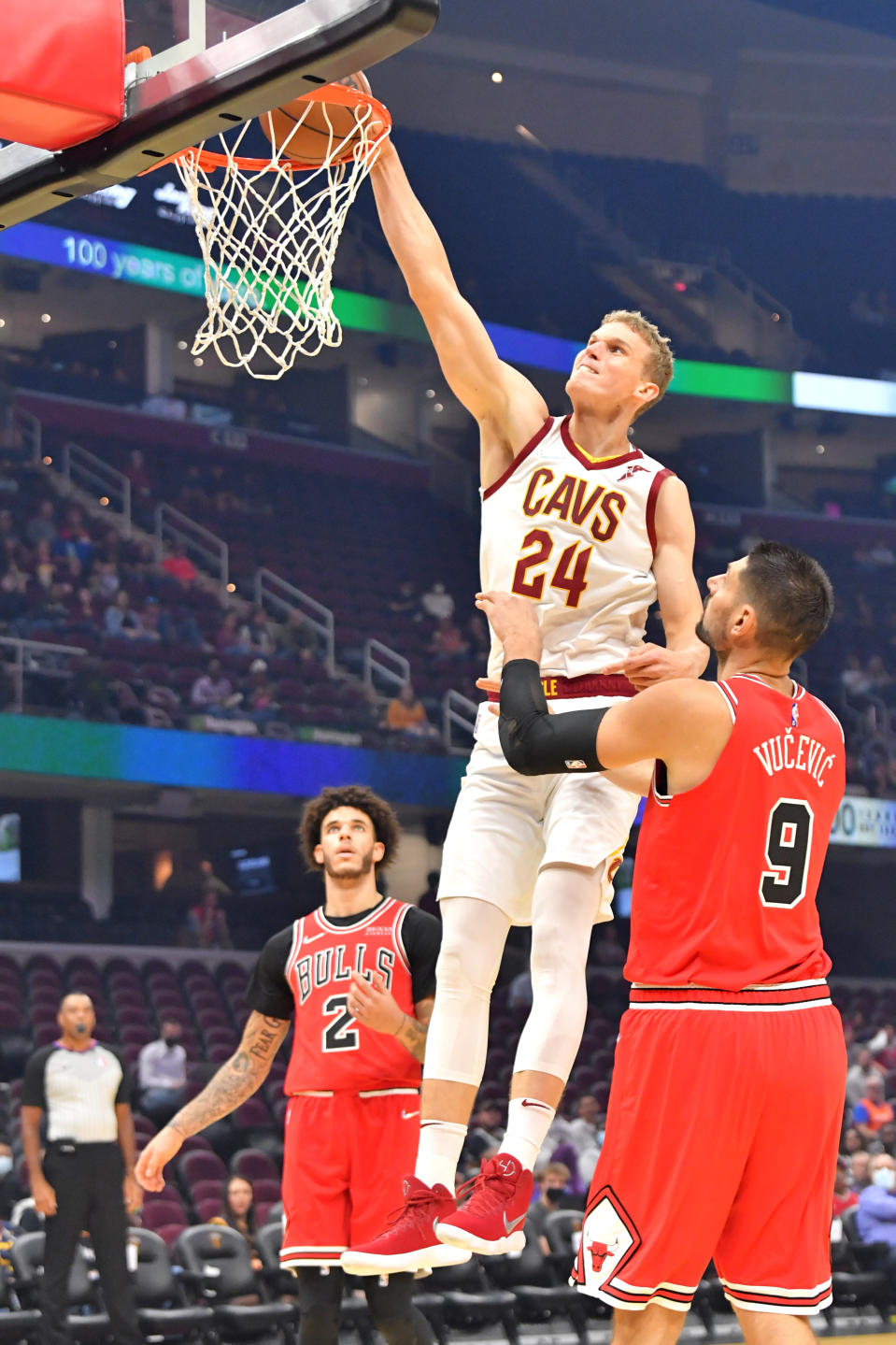 Lauri Markkanen donkkaa