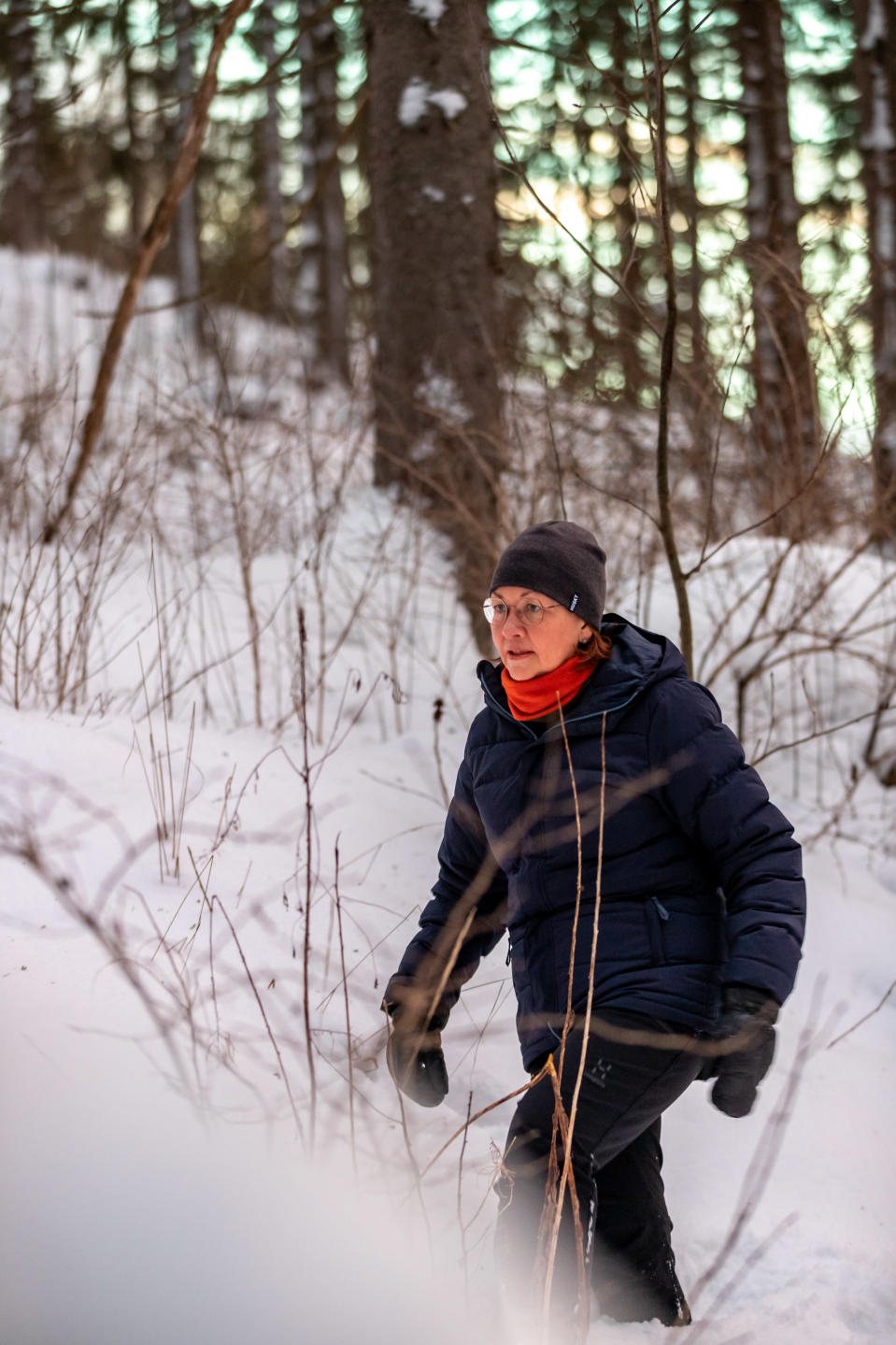 Orimattilalainen Anne Pirkkalainen ulkoilemassa metsässä.