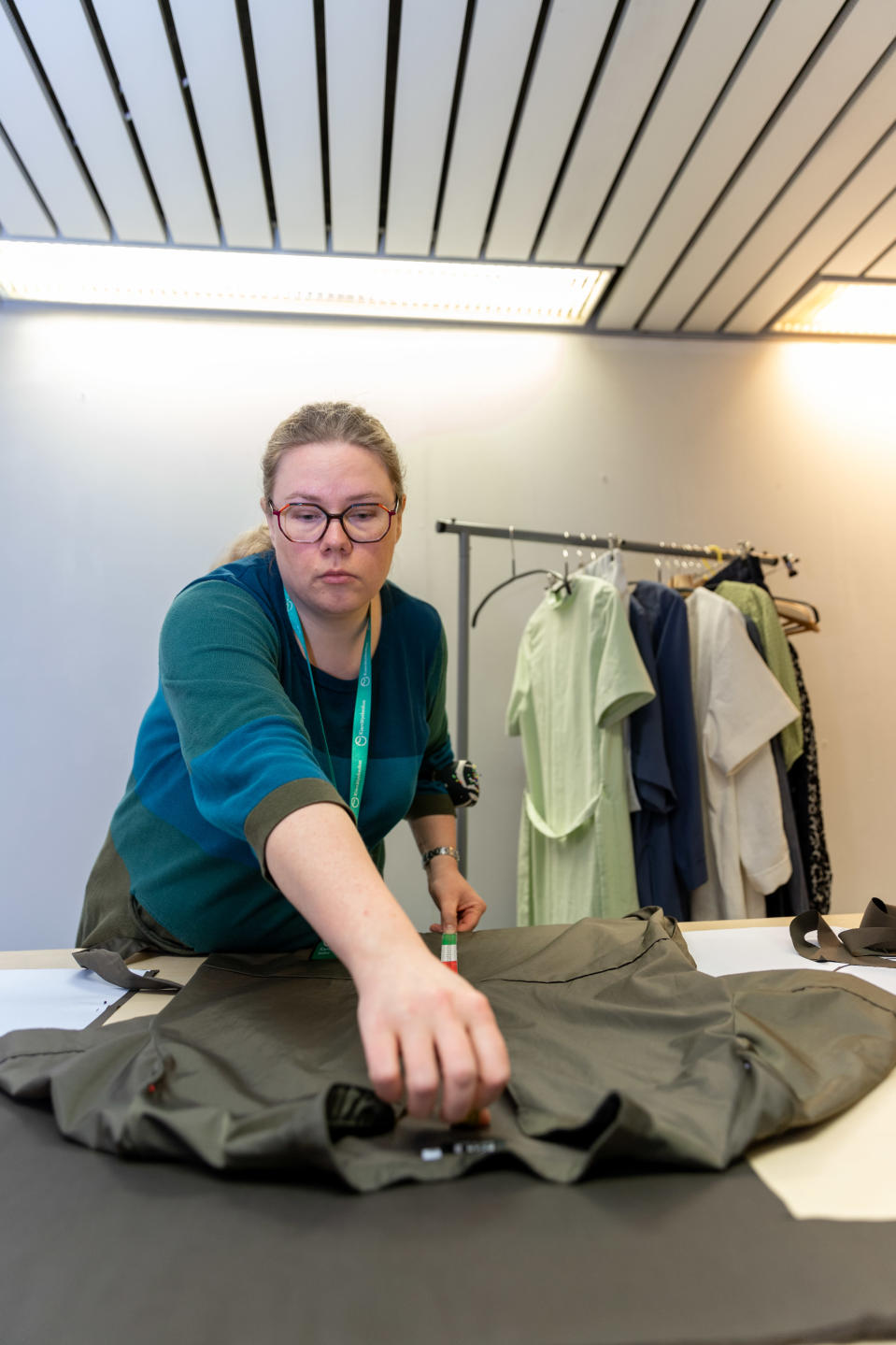 Espoolainen Suvi Virtanen on töissä Kierrätyskeskuksessa.