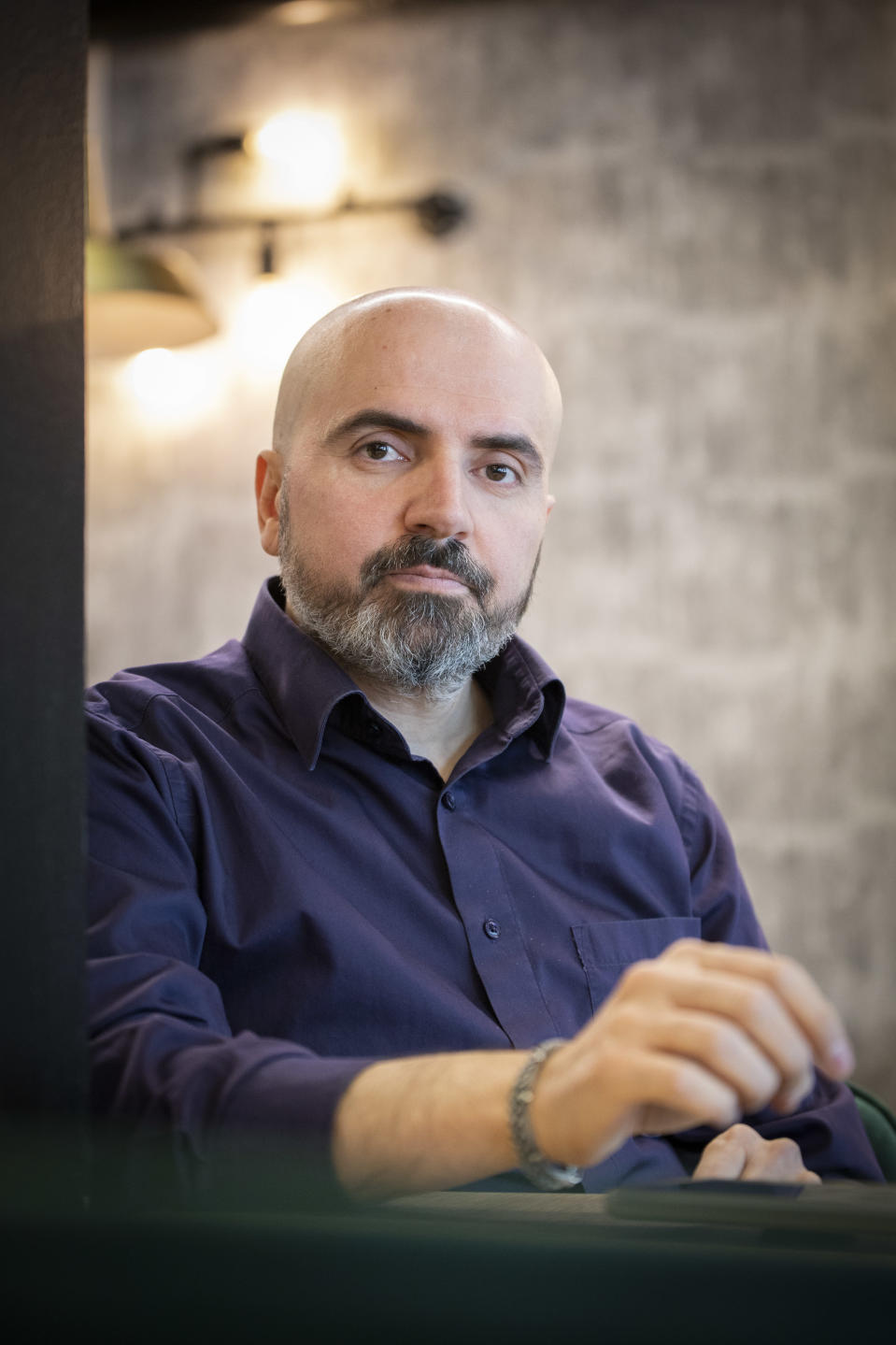 Ali Giray istuu ravintolansa pöydässä.