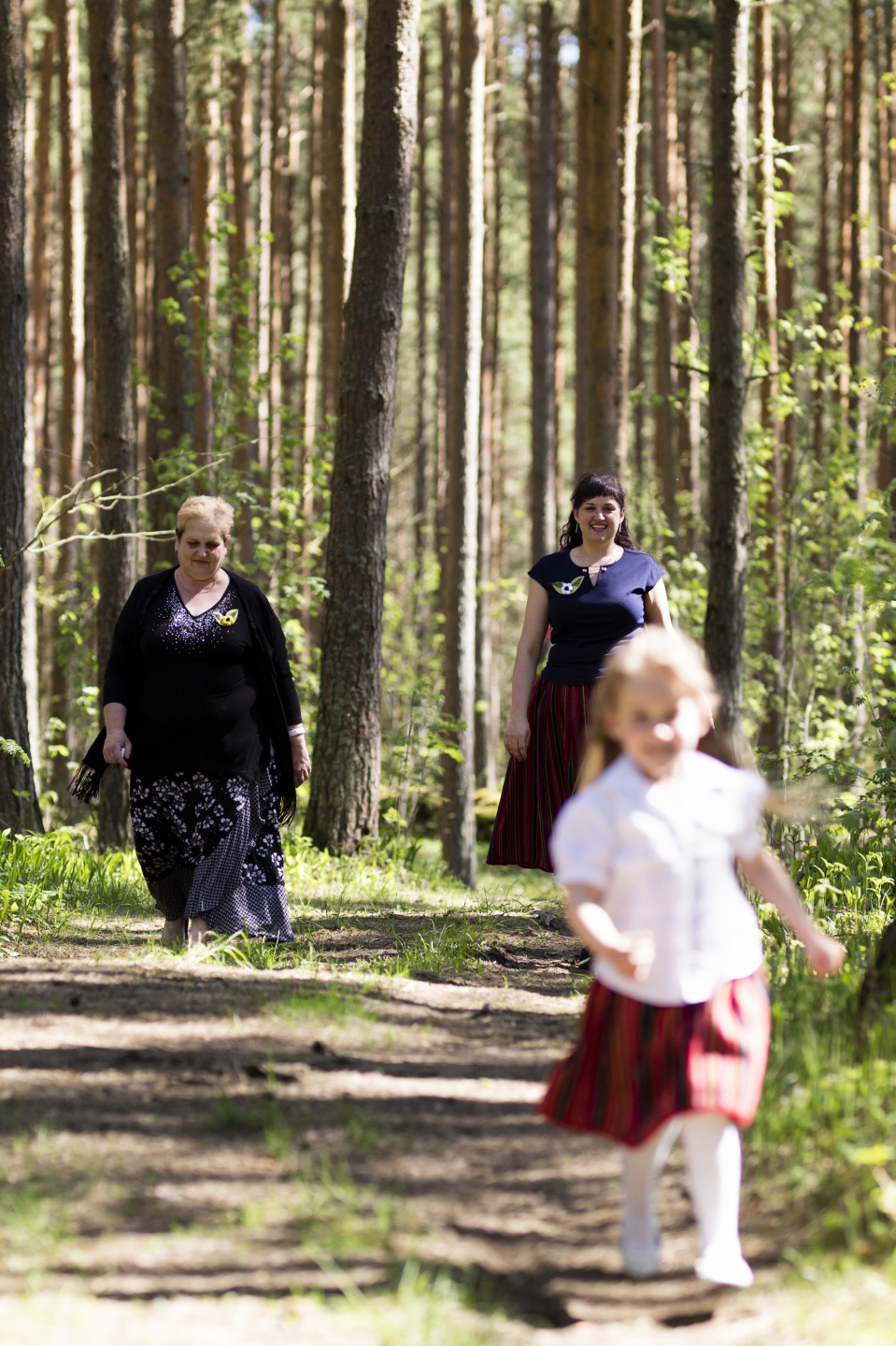 Vesikin äiti Mareka Vesik (vas.) on joka viikko apuna lastenhoidossa.