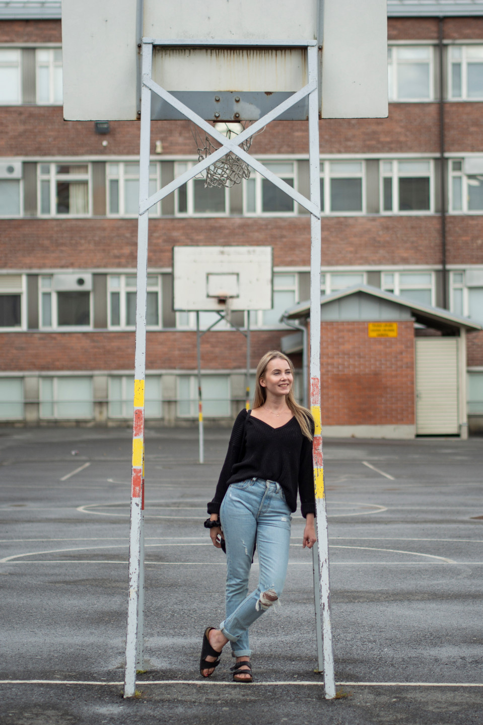 Julia Koskiniemi Tammelan koulun pihassa.