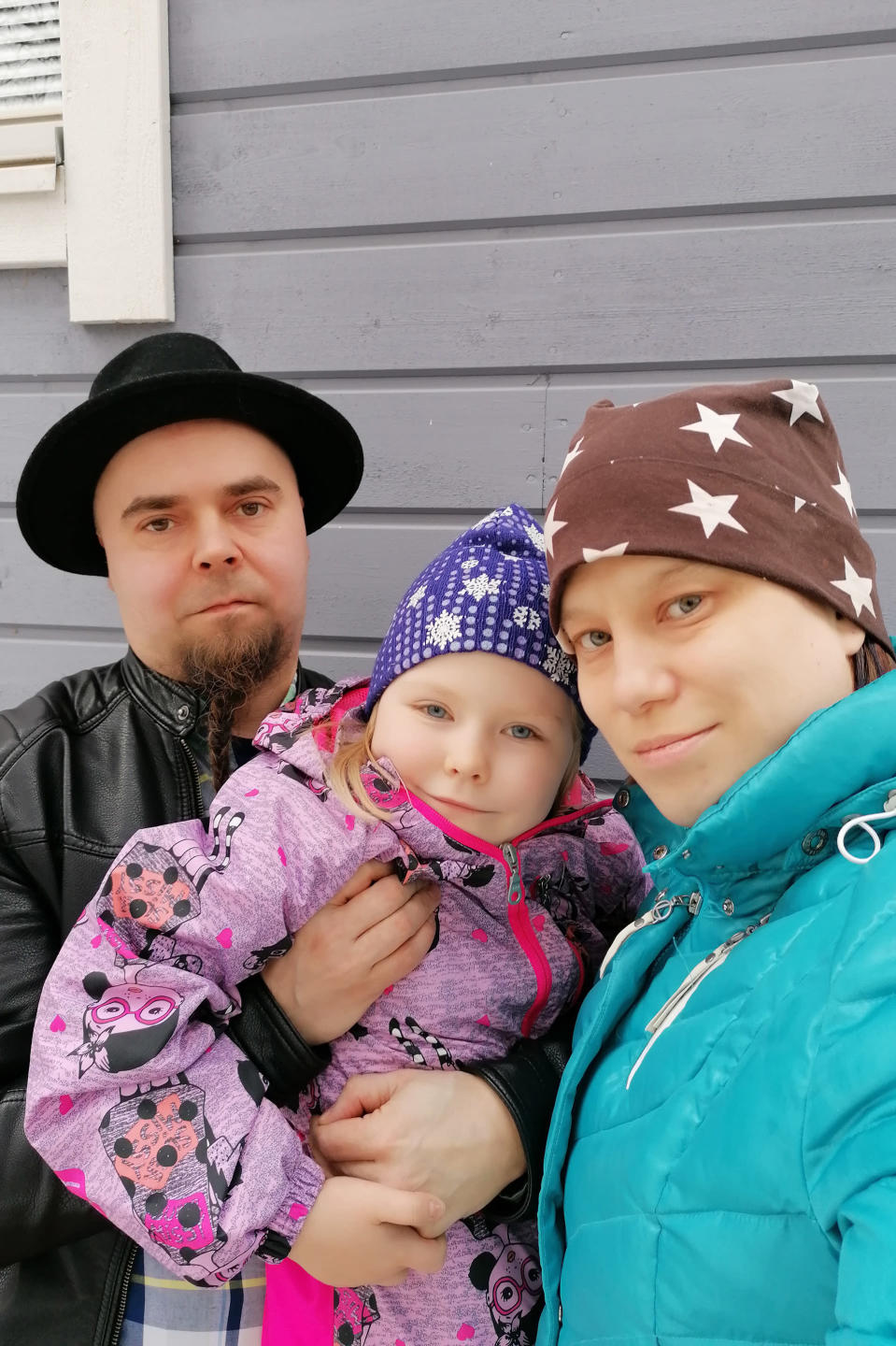 Mika, Ronja ja Heidi Lehto hymyilevät kameralle.