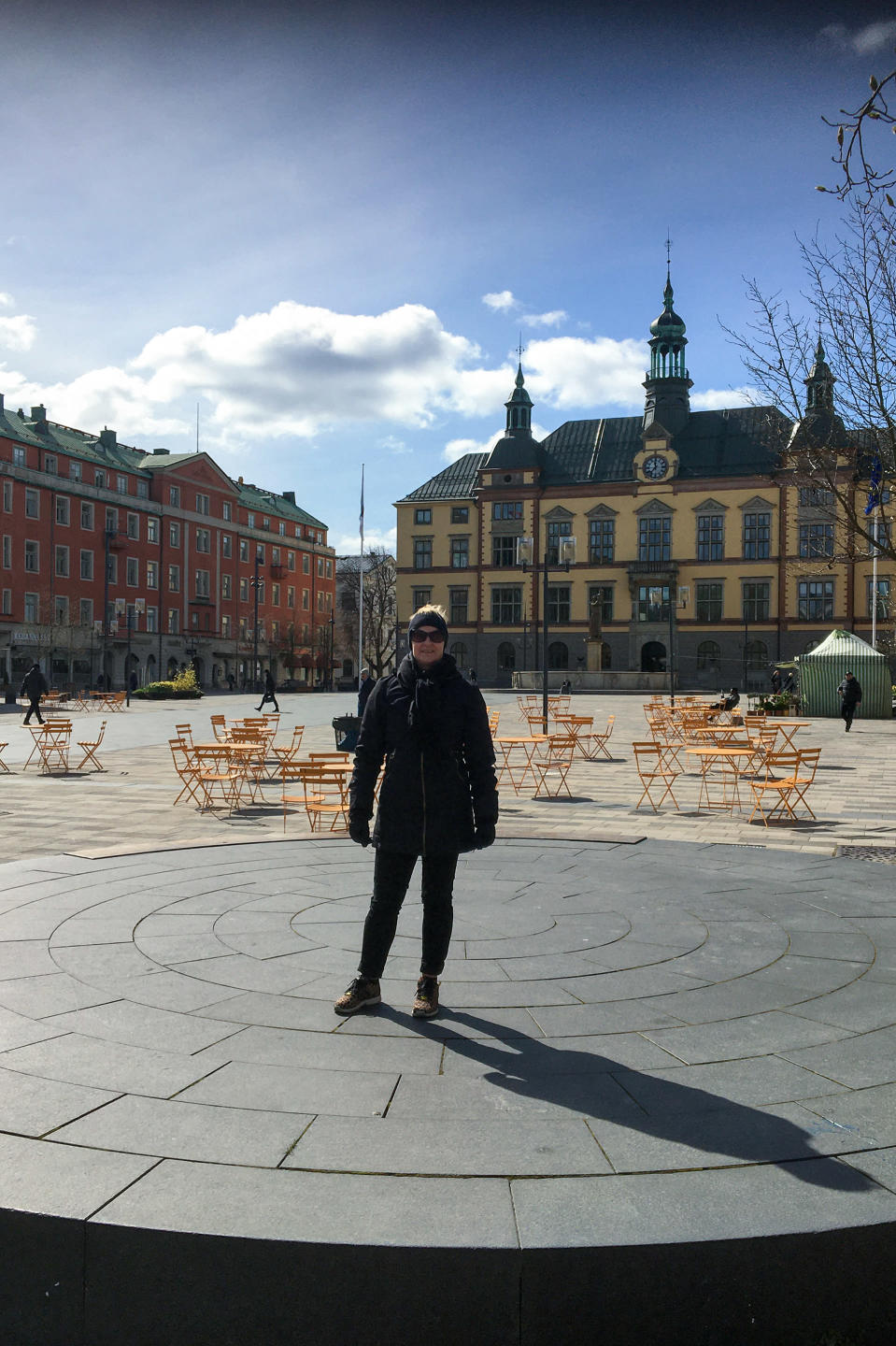 Sirpa Nikula poseeraa Eskiltunan torilla.