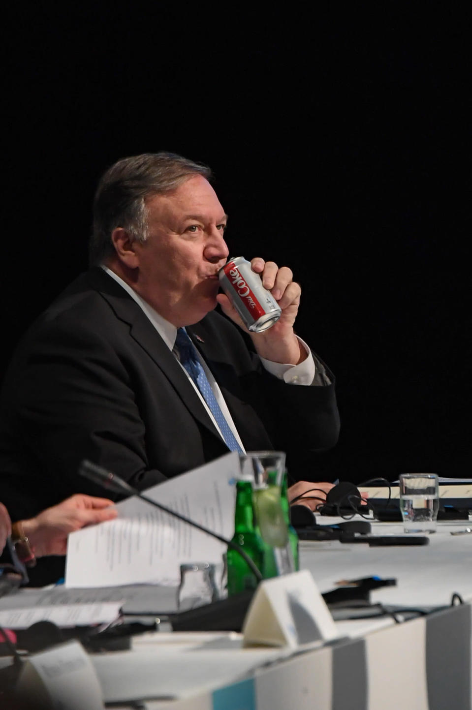 Utrikesminister Pompeo vid Arktiska rådets möte, dricker läsk direkt ur burken