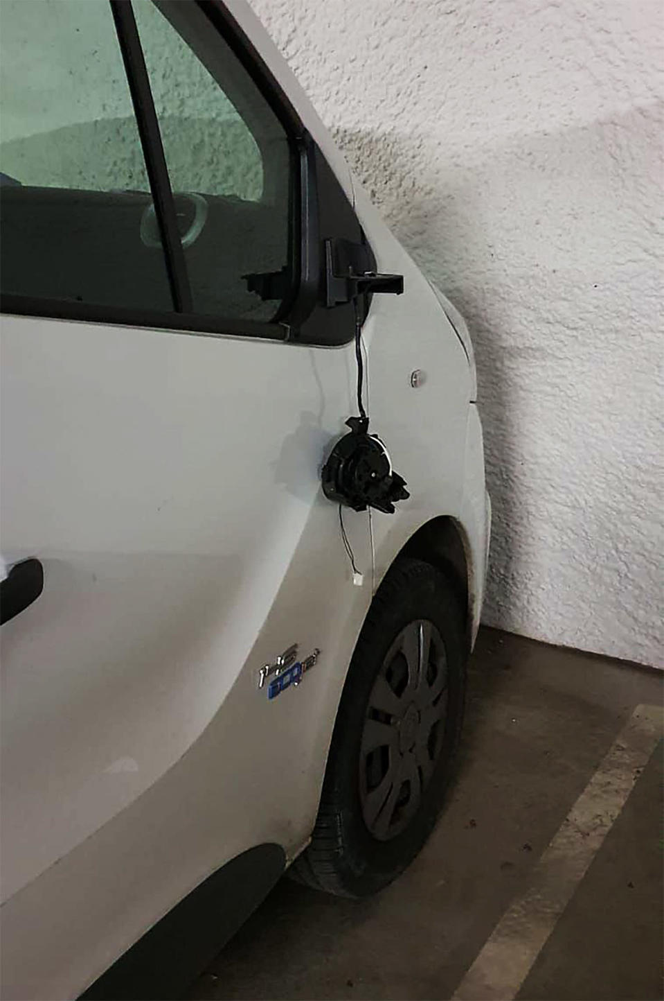 Pakettiauton sivupeili on rikki
