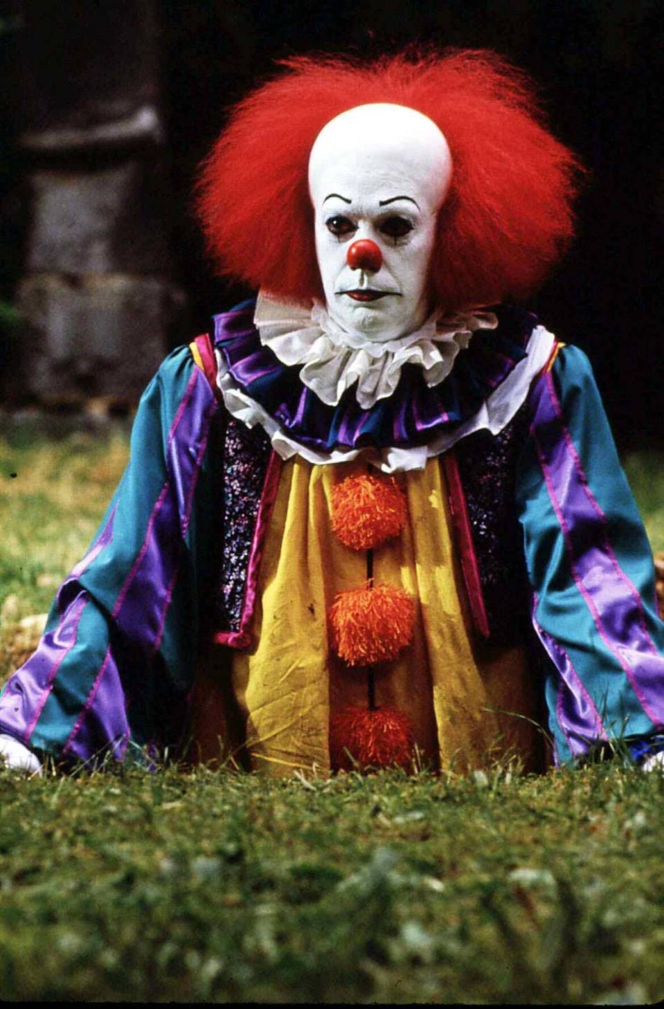 Murhaajaklovni. Maskin alla Tim Curry.