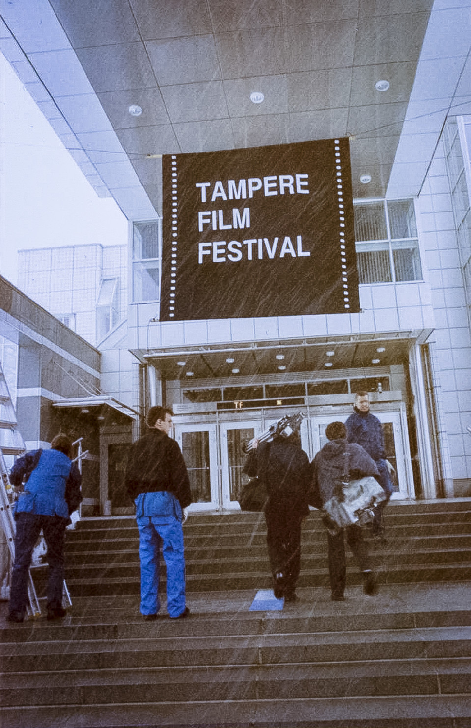 Tampere Film Festival banderolli Tampere -talon edessä.
