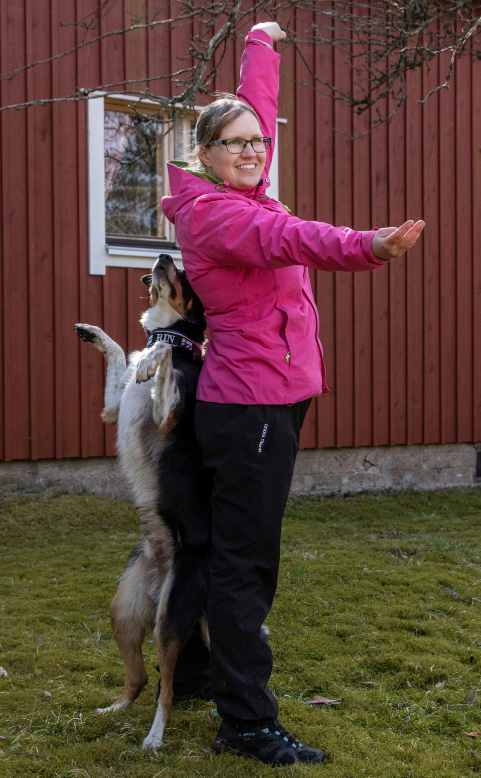 Sanna Lipponen ja koiransa Rin seläkkäin.