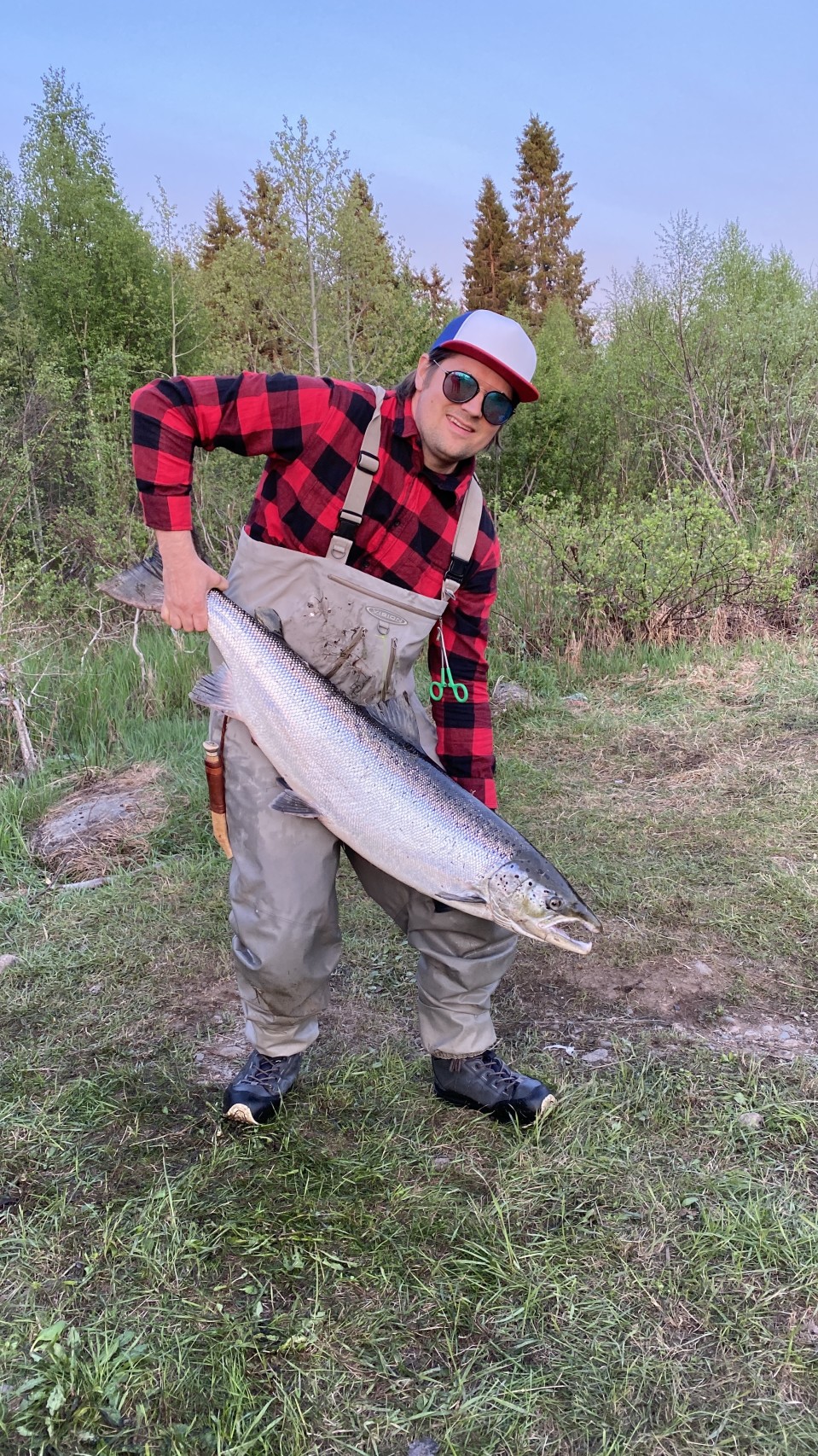 Torniolainen Antti Smeds sai 13,9 kiloisen lohen Tornionjoen Matkakoskesta