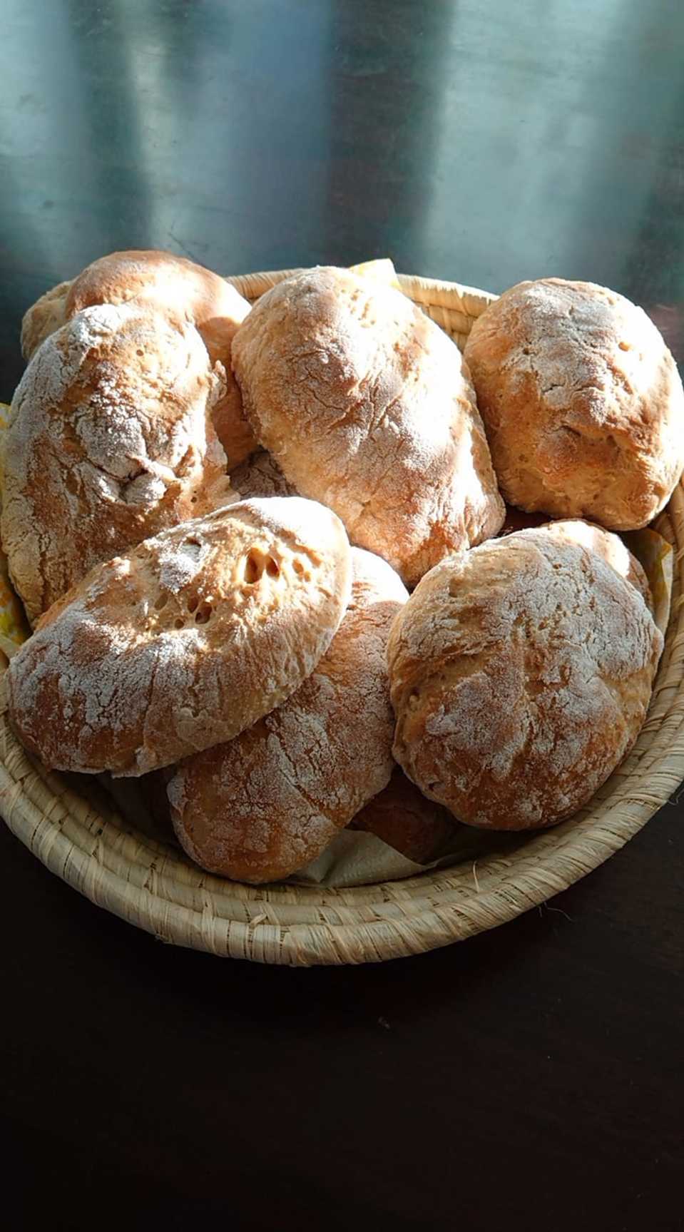 Sämpylöitä korissa.