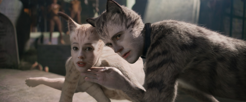 Victoria (Francesca Hayward) ja Munkustrap (Robbie Fairchild) ovat Catsin päähenkilöitä.