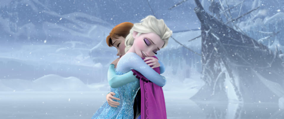 Kohtaus elokuvasta Frozen, jossa siskokset Anna ja Elsa halaavat toisiaan lumisateessa meren jäällä.