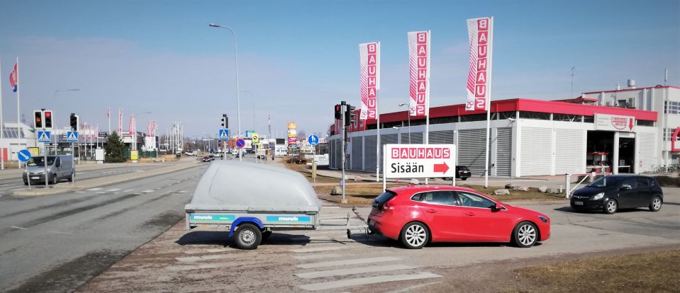 Perävaunu matkalla rautakauppaan