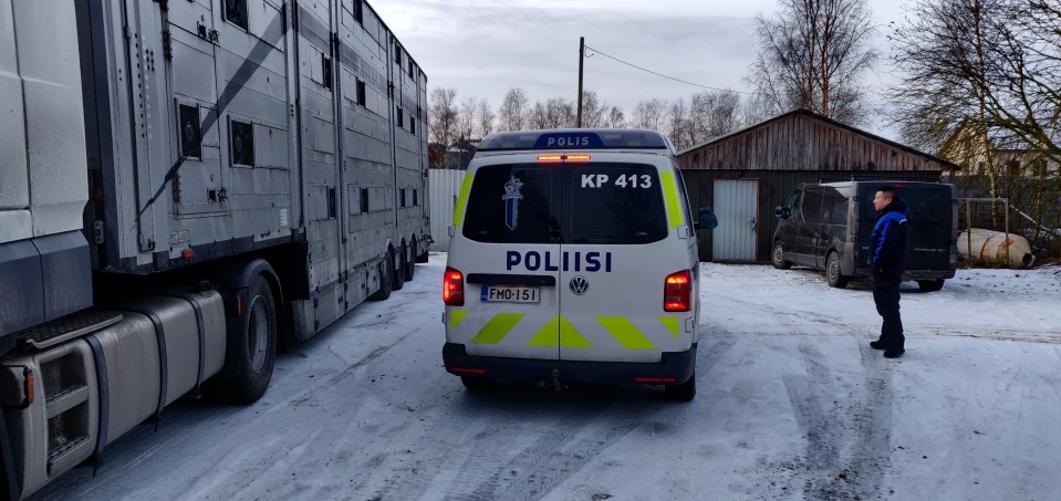 Pan Jian Ping turkistarhallaan. Hän kutsui poliisin paikalle, kun mielenosoittajat olivat hänen yksityisalueellaan.