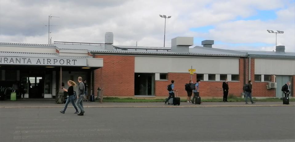 Lappeenrannan lentokentän edustalla odottelee matkustajia jatkokyytejä maskit kasvoillaan