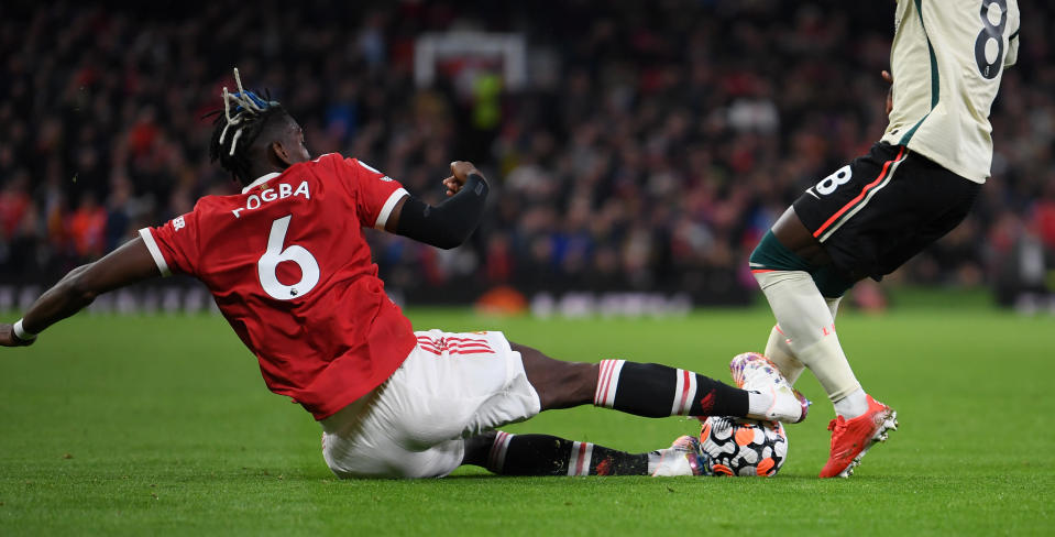 Paul Pogba liukuu nappulat edellä Naby Keitan jalkoihin. Pogba sai tilanteesta punaisen kortin.