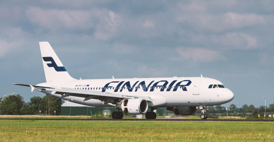 Finnairplan landar i Schiphol i Amsterdam.