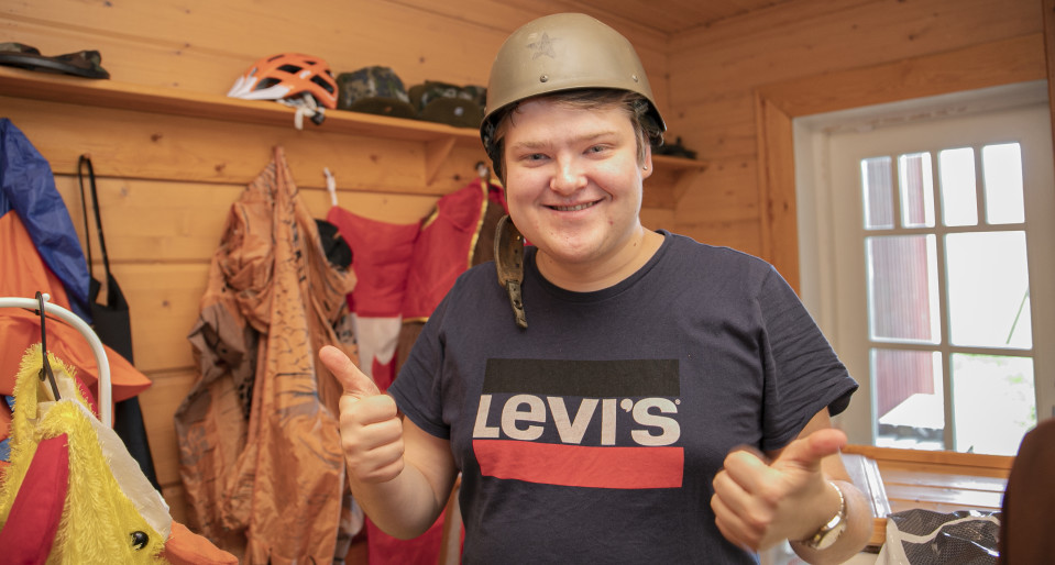 Niko Meuronen esittelee meemitalon pukuvarastoa.