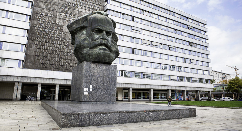 Suurin nähtävyys on edelleen valtavankokoinen Karl Marxin patsas.