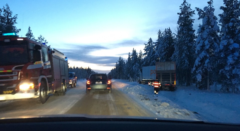 Toinen Kakslauttasen onnettomuudessa mukana olleista rekoista kuljetti postia.