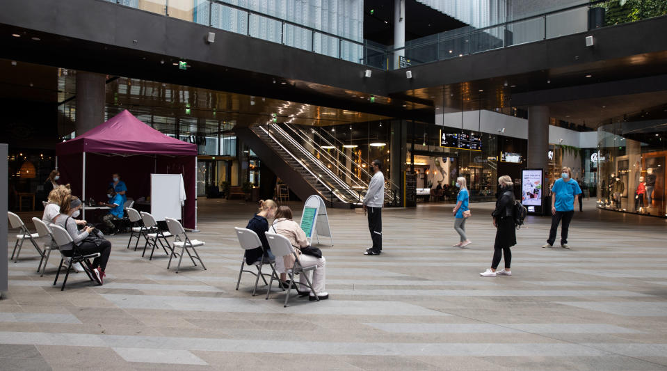 Pop-up koronarokotuspiste Triplan kauppakeskuksessa Helsingissä.