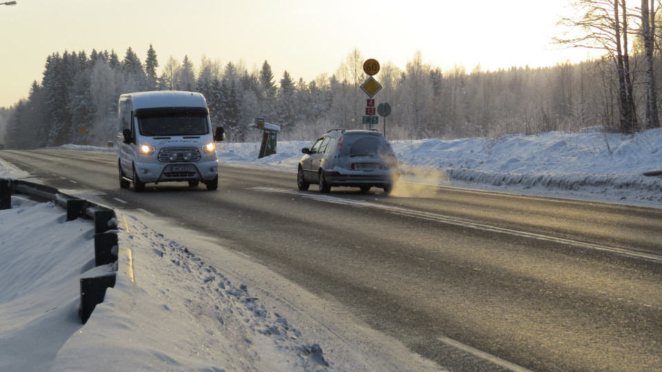 Autoja nelostiellä