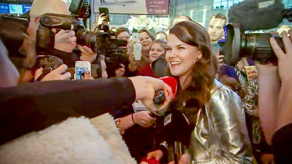 Saara Aalto lentoasemalla haastateltavana