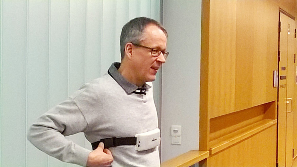 Ilkka Väisänen näyttää, miten opastutkan nauha napsaistaan paikalleen.